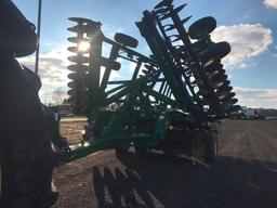 like new '14 JD 2620 26.5' disc with rear drag harrow, less than 300 total acres