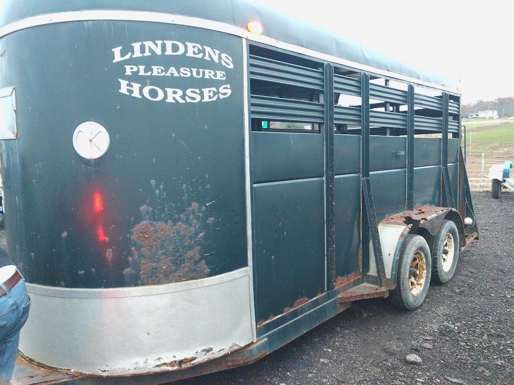 Tandem axle livestock trailer