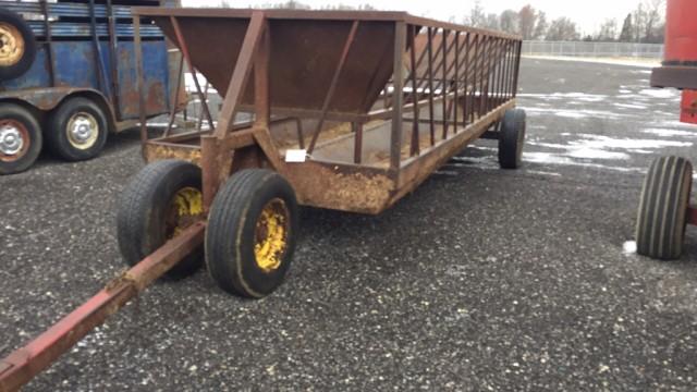 Pequea 520 Bale Feeder Wagon