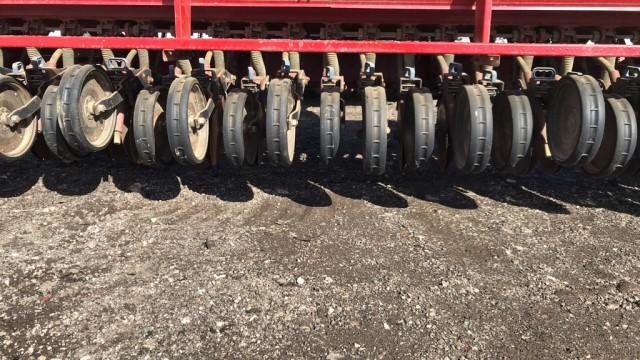 IH 5100 grain drill, 15', 7" spacing