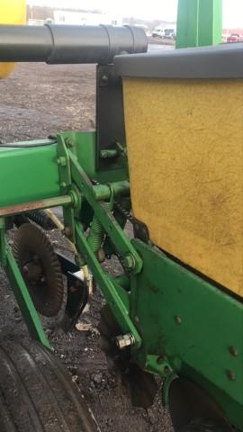 John Deere 7200 No Till 4 row 36 corn planter