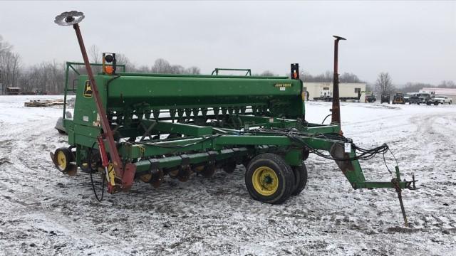 John Deere 750 No Till Drill w / Tarp