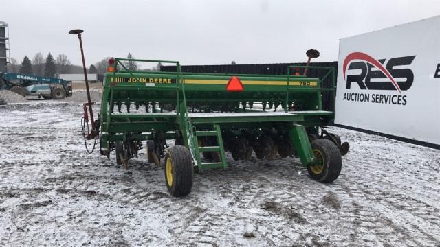 John Deere 750 No Till Drill w / Tarp