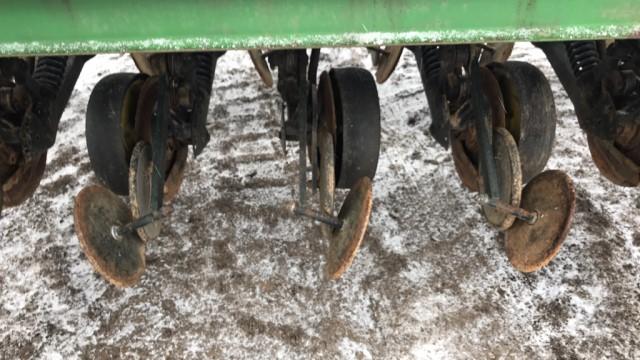 John Deere 750 No Till Drill w / Tarp