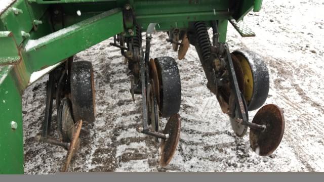 John Deere 750 No Till Drill w / Tarp