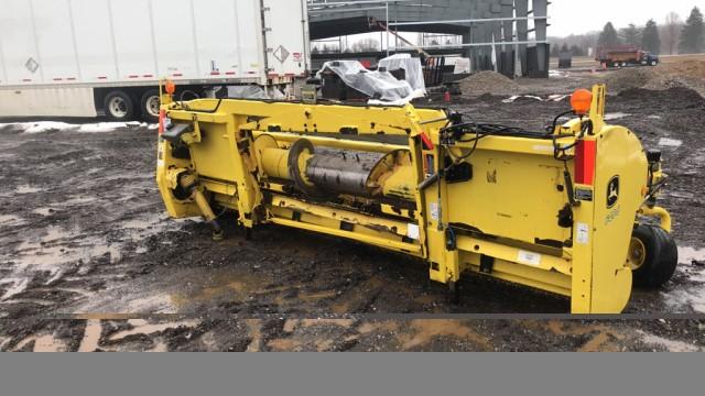 John Deere 640C Forage head