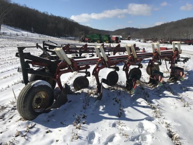 IH 735 semi-mounted 5 bottom variable width plow