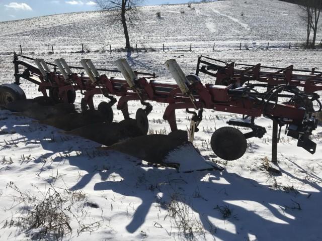 IH 735 semi-mounted 5 bottom variable width plow