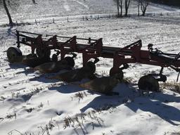 IH 735 semi-mounted 5 bottom plow