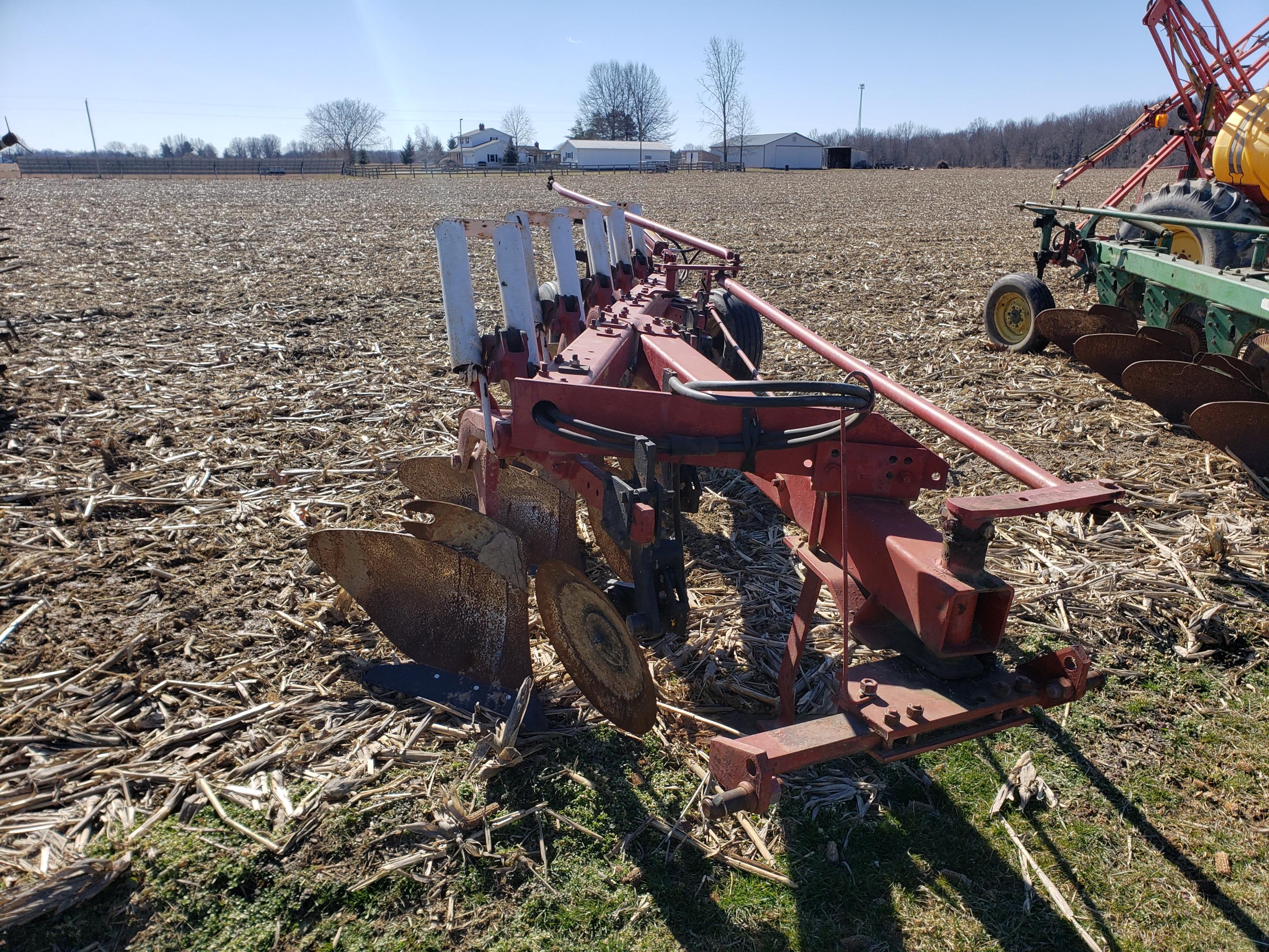 IH 720 5x18 SAR 3 pt. semi-mtd. plow