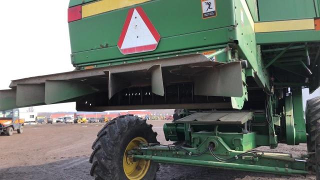 John Deere 9500 Combine Sidehill