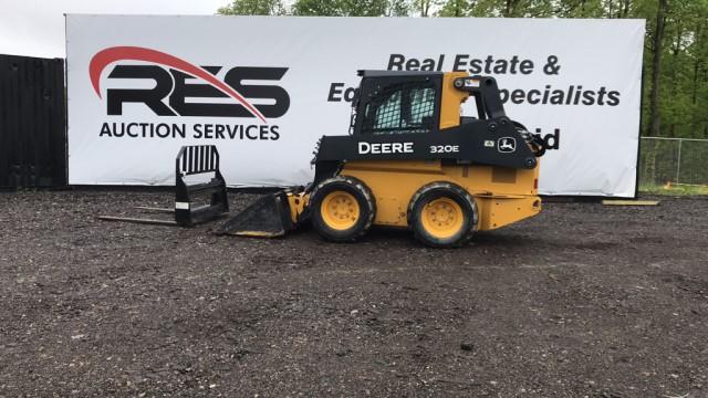 John Deere 320 E skid steer