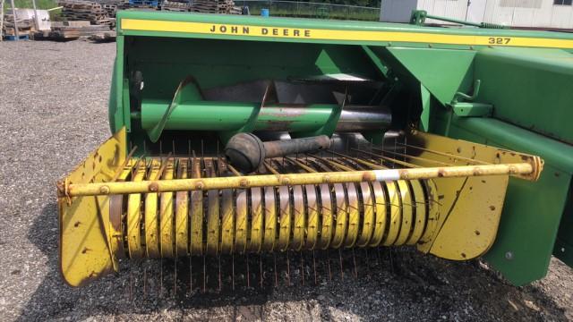 John Deere 327 Baler