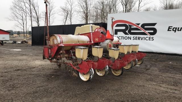 International 400 Cyclo 6 Row Corn Planter