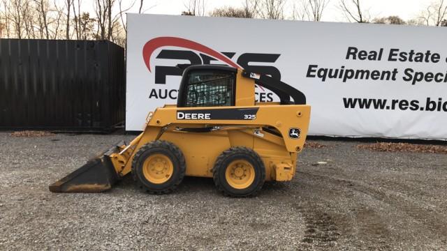 John Deere 325 Skid Loader