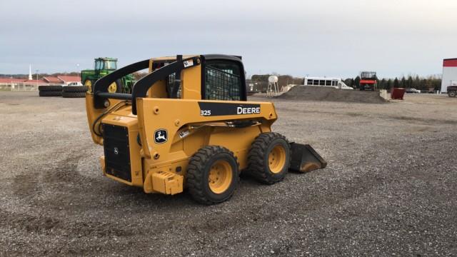 John Deere 325 Skid Loader