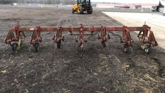 "ABSOLUTE" International 133 6Row Field Cultivator