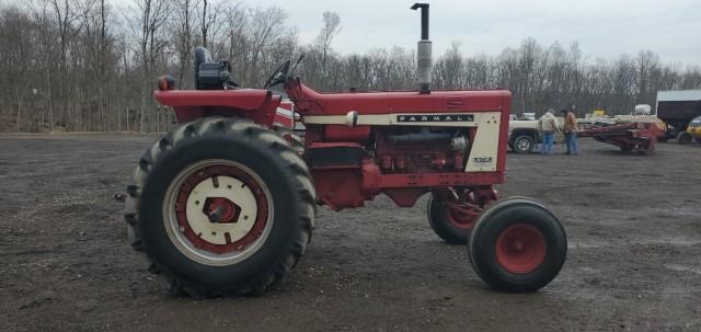 1967 Farmall 806 2WD Tractor