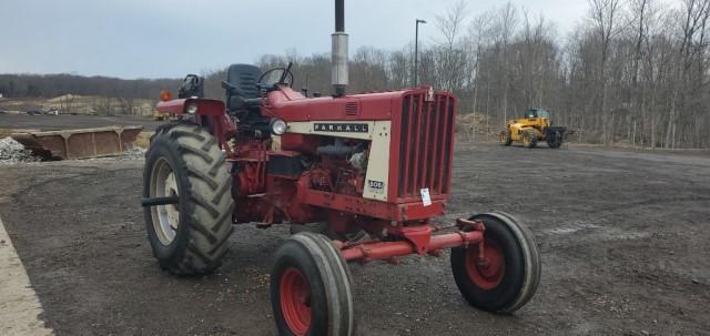 1967 Farmall 806 2WD Tractor