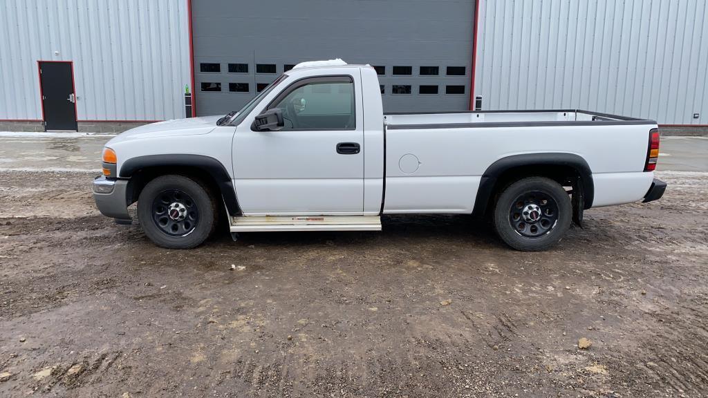 2005 GMC Sierra C1500 Regular Cab Pickup