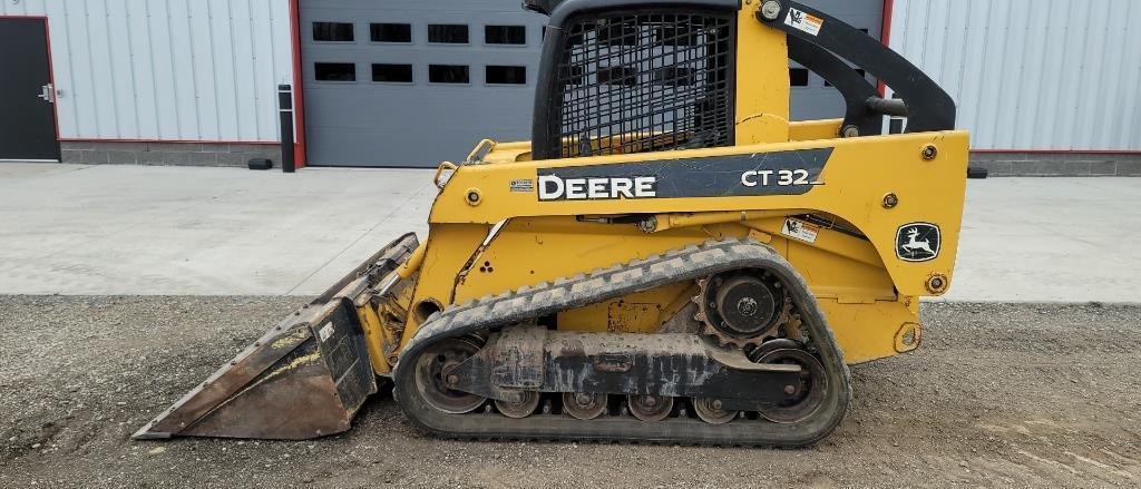 "ABSOLUTE" John Deere CT322 Skid Loader