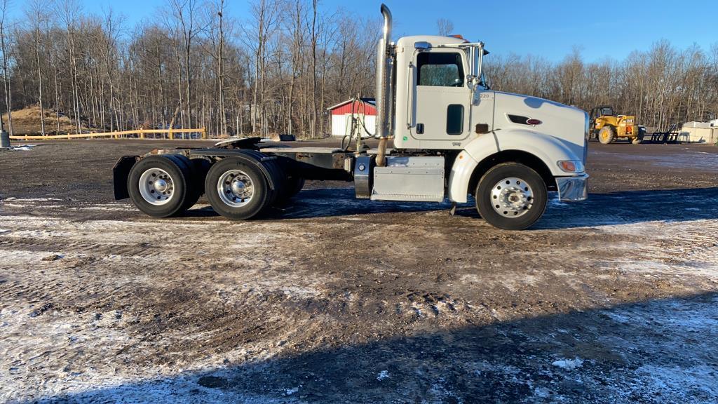 2012 Perterbilt 384 Semi Tractor