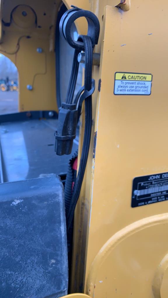 "ABSOLUTE" John Deere 318E Skid Loader