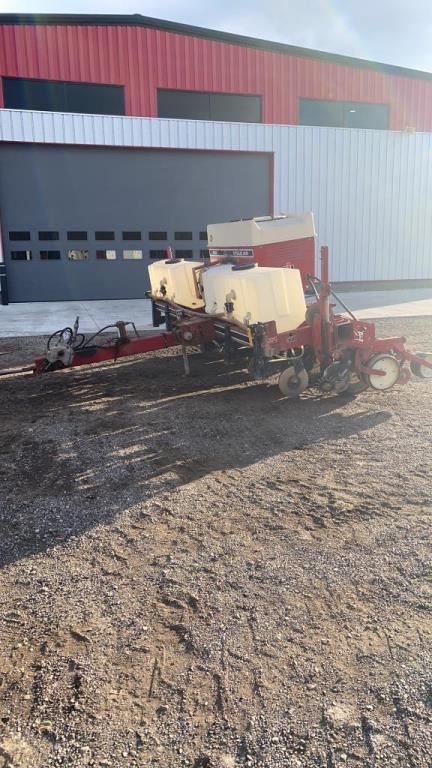 "ABSOLUTE" International 800 Corn Planter