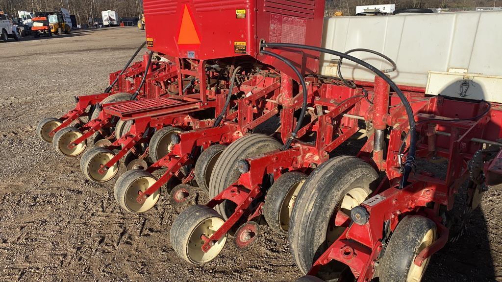 "ABSOLUTE" International 800 Corn Planter