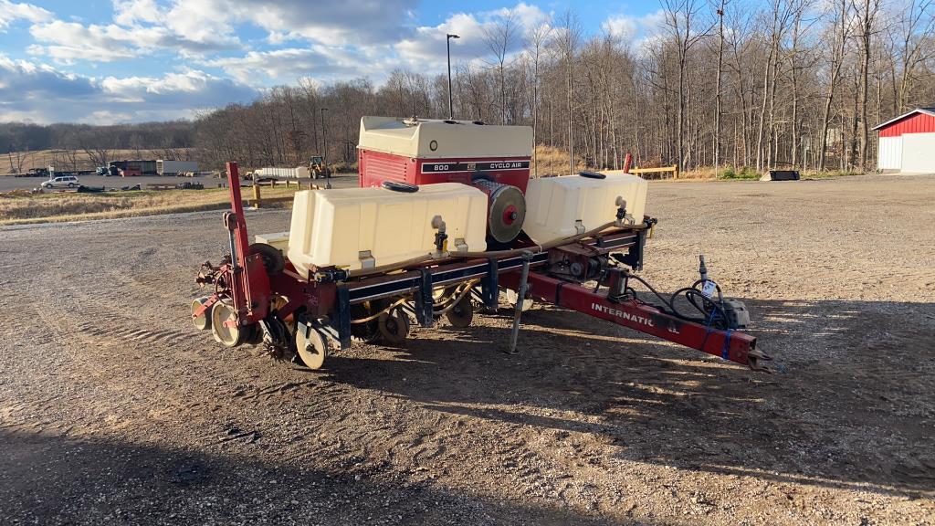 "ABSOLUTE" International 800 Corn Planter