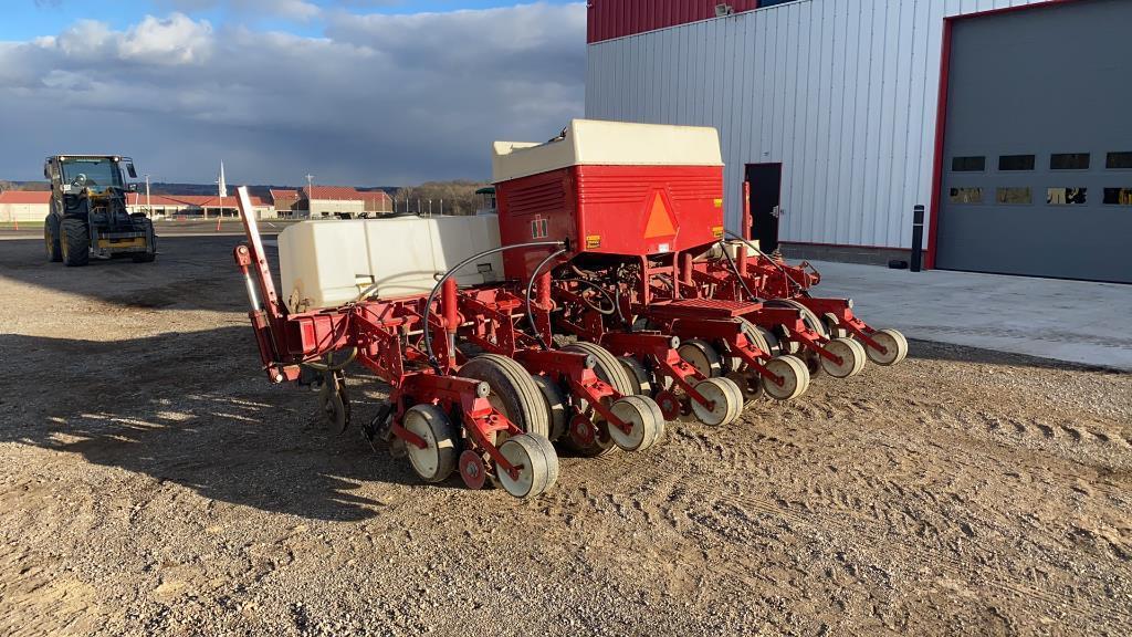 "ABSOLUTE" International 800 Corn Planter