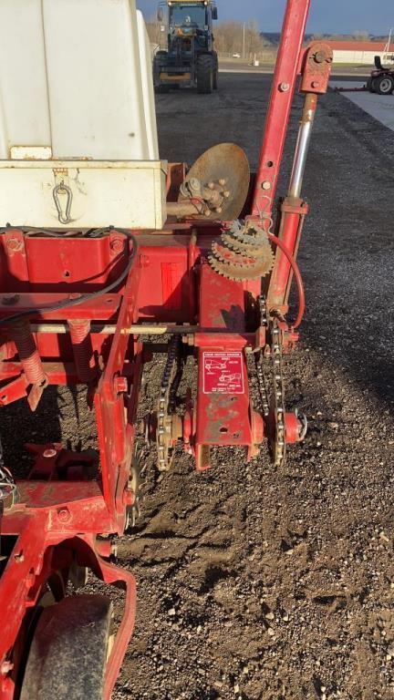 "ABSOLUTE" International 800 Corn Planter