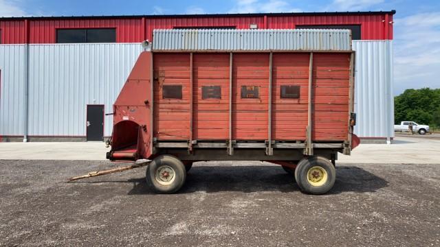 "ABSOLUTE" Gehl 960 16' Silage Wagon