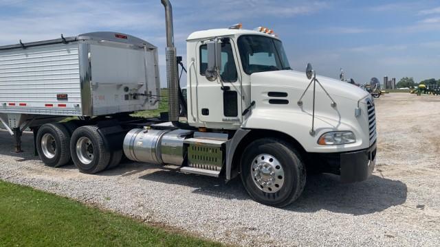 2015 Mack CXU 613 Semi