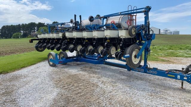 Kinze 3600 12R30 Corn Planter