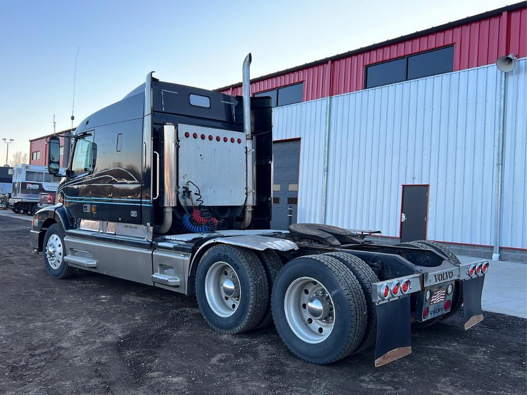 "ABSOLUTE" 2001 Volvo VNL Semi Truck