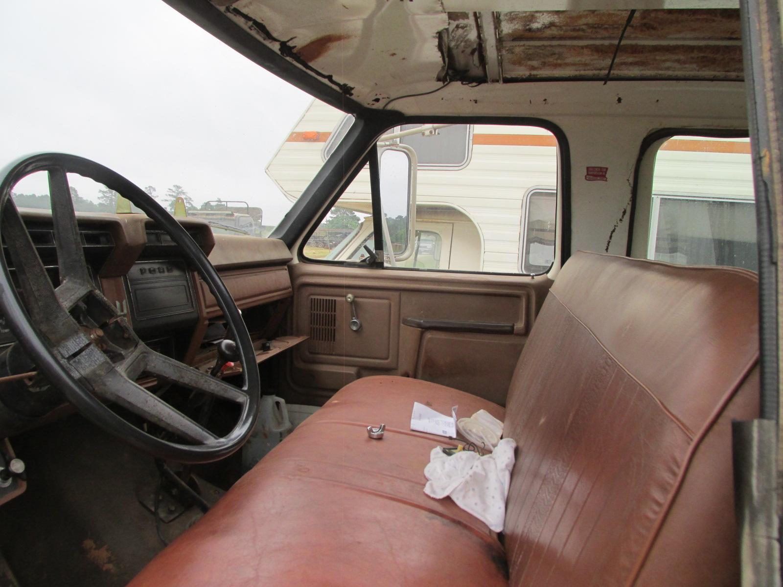 Ford F700 4 door diesel