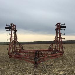 IH #45 32' Cultivator w/Harrows