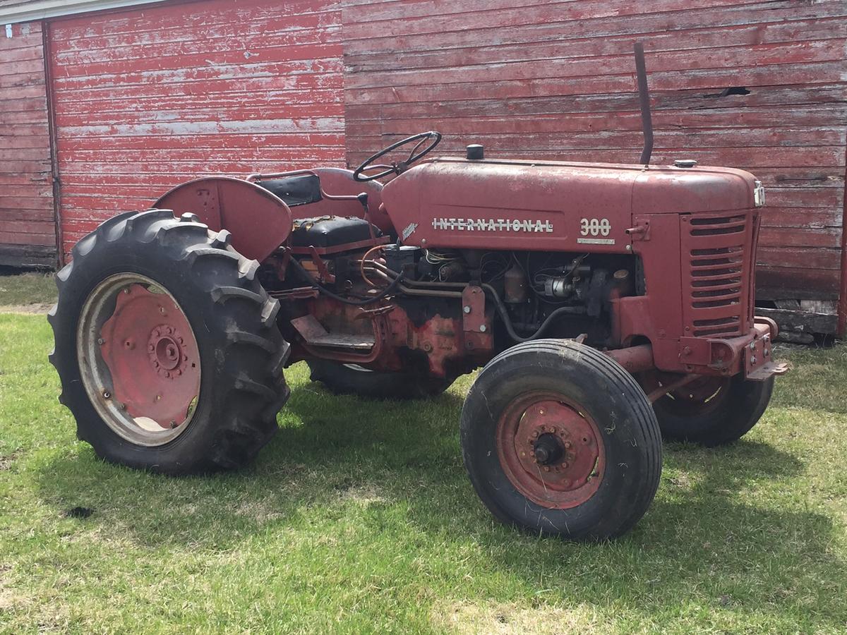 IH 300 Utility Tractor