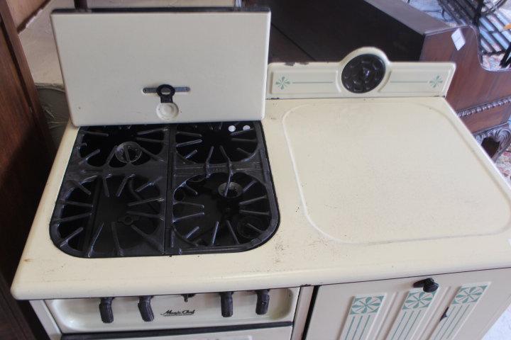 Magic Chef Gas Stove.