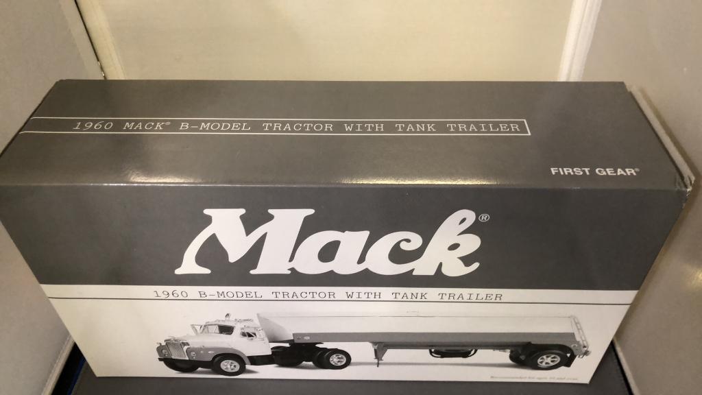 1960 Mack B-Model Tractor with Tank Trailer Die-Ca