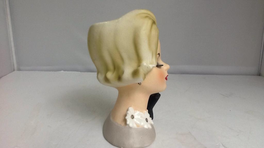 Napco Vintage Lady Head Vase Daisy Necklace