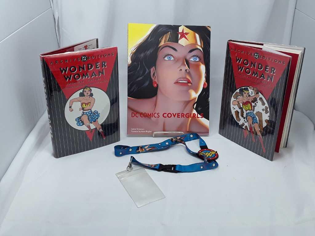 WONDER WOMAN COLLECTION BOOKS & LANYARD