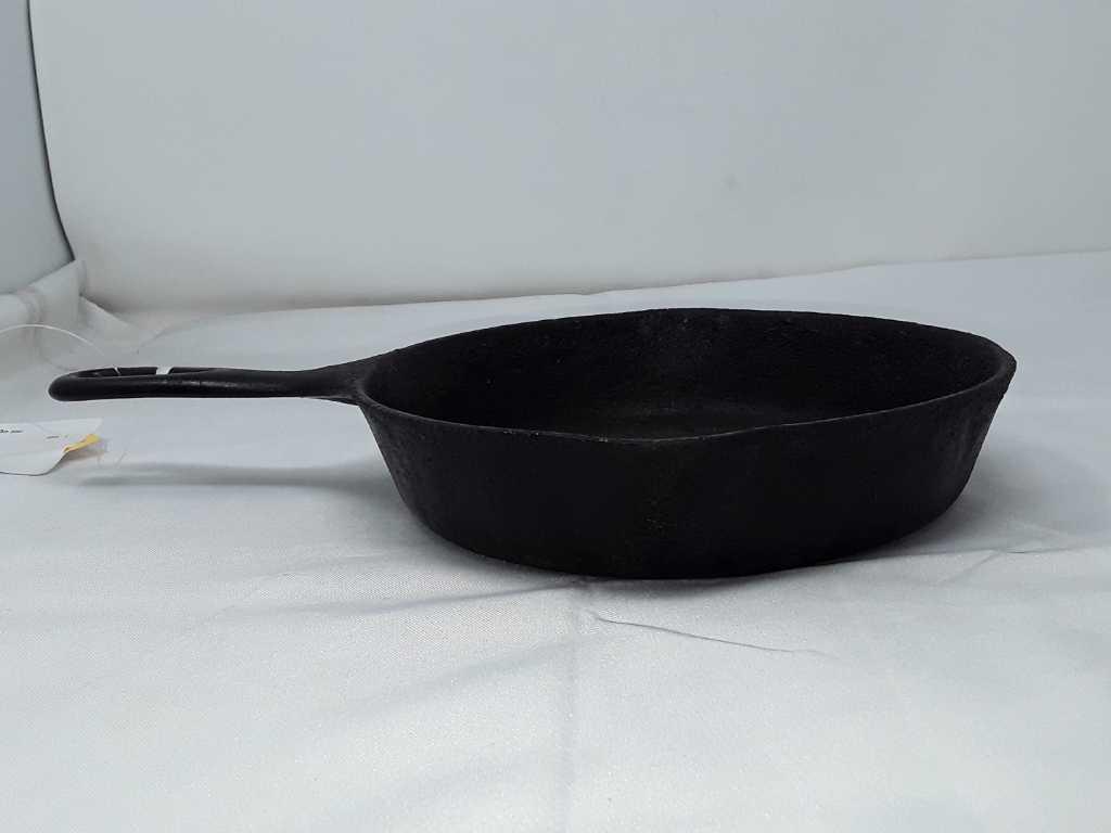 Wagner Ware 9" Cast Iron Skillet