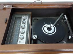 VINTAGE MAGNOVAX RECORD PLAYER & STEREO CONSOLE