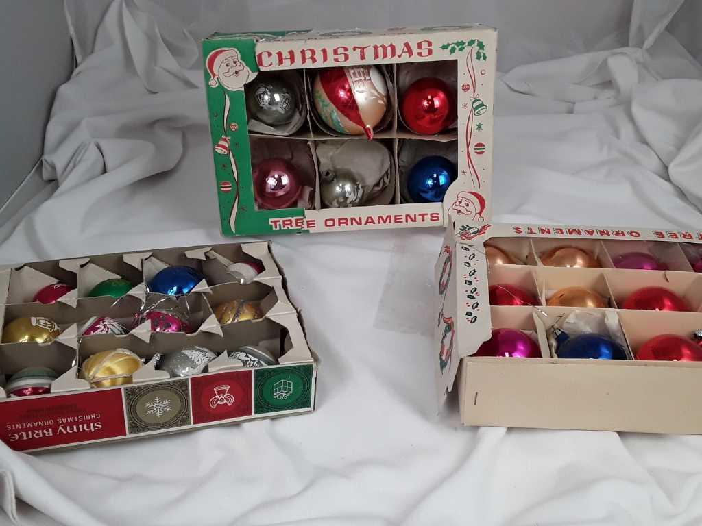 3 BOXES OF VINTAGE CHRISTMAS ORNAMENTS