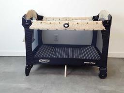 GRACO FOLDING PLAYPEN. NAVY COLOR