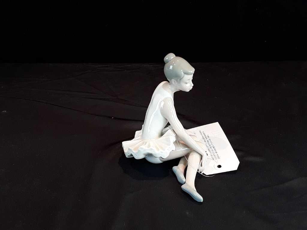 NAO BY LLADRO SITTING BALLERINA FIGURINE