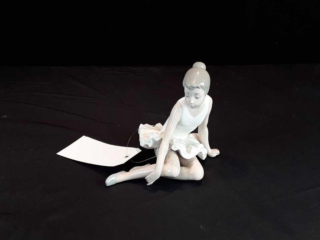 NAO BY LLADRO SITTING BALLERINA FIGURINE