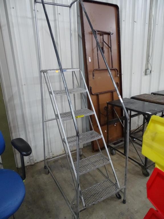 METAL FRAMED STEP LADDER ON WHEELS